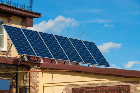 房子屋顶上的太阳能电池板交流能源图片