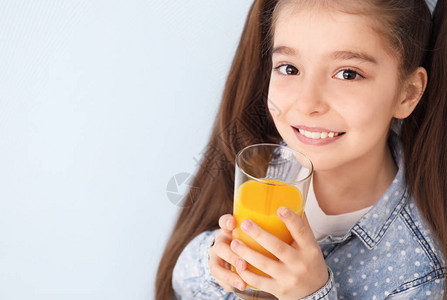 有趣的小女孩喝柑橘汁图片