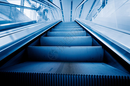 上海地铁站的自动扶梯图片