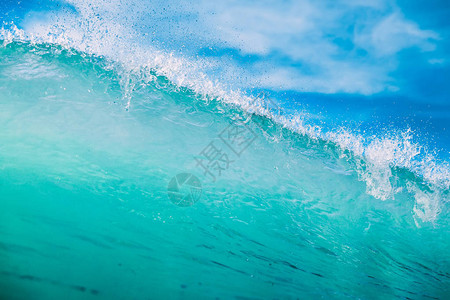 海洋中的绿宝石海浪水晶图片