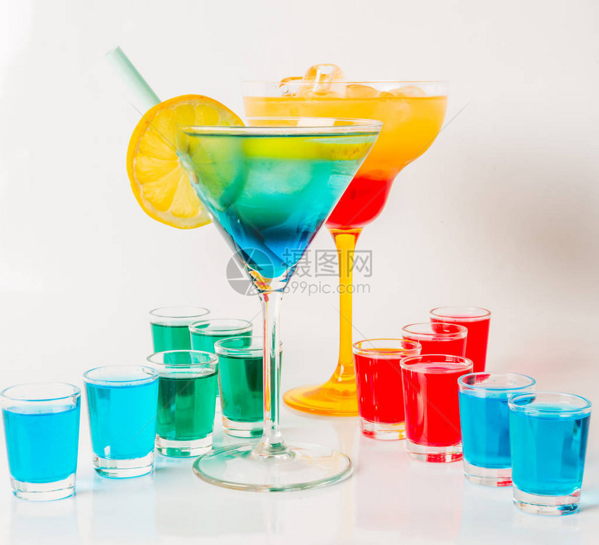 一套彩色饮料不同形状的眼镜成图片