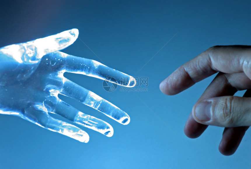 人的手接触atritical玻璃手图片