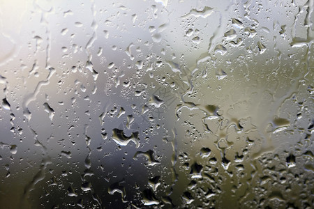 玻璃背景上的雨滴水图片