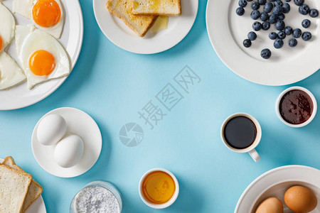 蓝色背景早餐桌设置的顶部视图图片