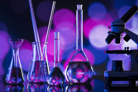 科学概念背景显微镜和实验室玻璃器件在boke图片