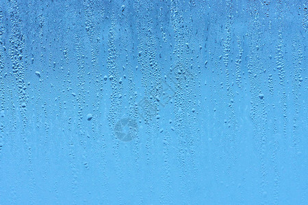 高湿度凝结大滴子流下低调冷调的玻璃窗玻璃图片