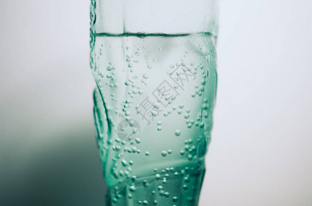 用苏打水特写北极蓝色饮用玻璃杯图片
