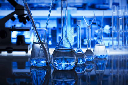 科学实验室概念背景显微镜和实验室玻璃器件成分单图片