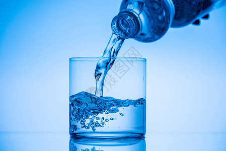 蓝底玻璃塑料瓶倒水的人作物风景图片