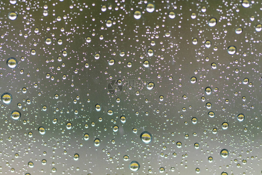 雨后玻璃上的水滴背景图片
