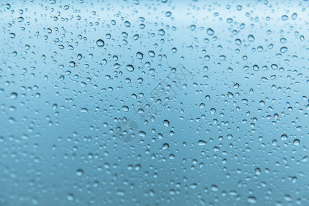 玻璃背景上的雨滴图片