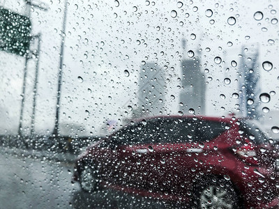 在雨天城市的汽图片