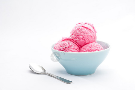 草莓冰淇淋杯在明亮的背景图片
