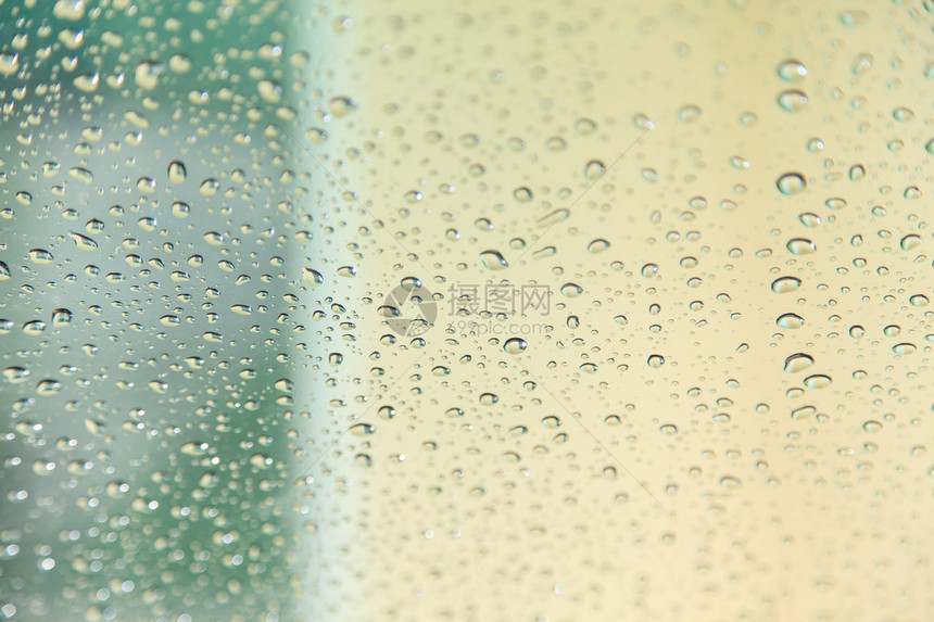 玻璃背景纹理上的雨图片