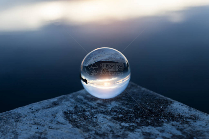 水晶玻璃中的湖图片