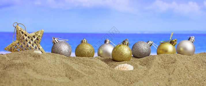 在沙滩上的圣诞球图片