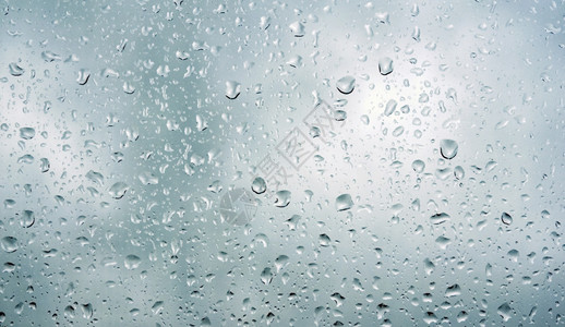 雨后窗户上的水滴图片