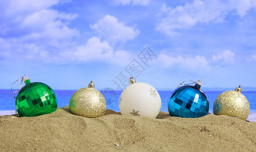 在沙滩上的圣诞球图片