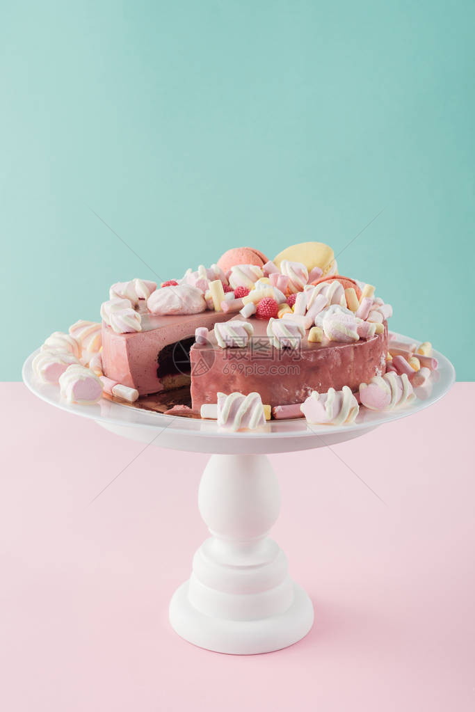 蛋糕架上有棉花糖和马卡龙的甜蛋糕图片