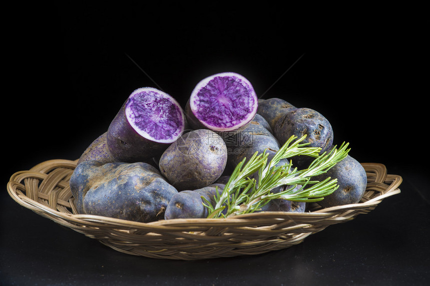 黑色背景的紫色土豆图片