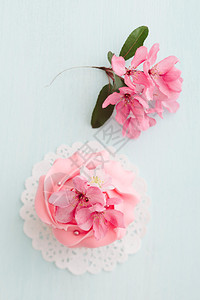 粉色奶油蛋糕和樱花图片