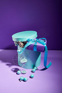 蓝盒圣诞装饰品在紫色背景的图片