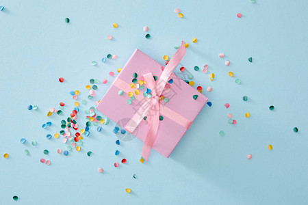 蓝色背景上粉红色礼品盒附近彩色面背景图片