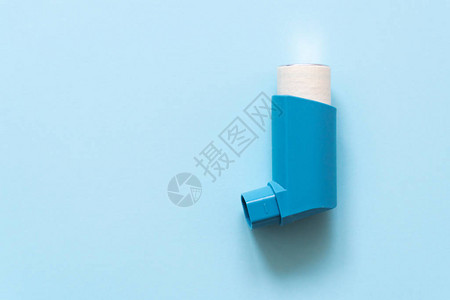 气溶胶用于在蓝色糊面背景上处高清图片