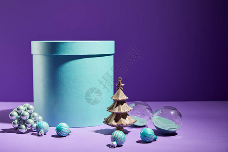 蓝色礼品盒和装饰圣诞树的装饰品图片