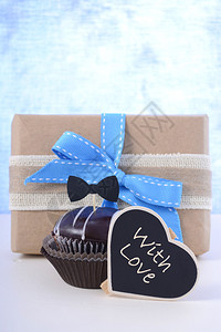 父亲节快乐蛋糕礼物在苍白蓝色和白图片