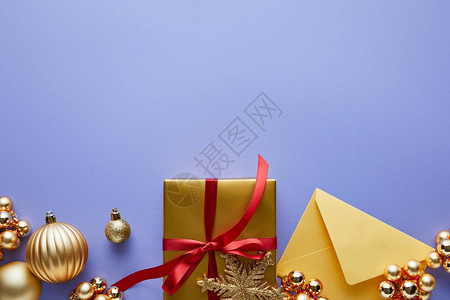 蓝色背景的闪亮金色圣诞装饰信封图片