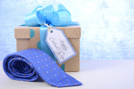 父亲节快乐礼物和领带在白木桌和苍背景图片