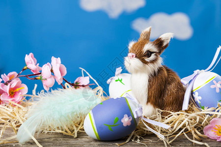 复活节静物与复活节彩蛋和一只玩具兔子反对天空复活节快乐图片
