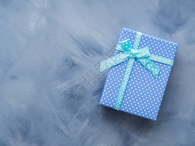 礼物盒套装在蓝色背景上背景图片