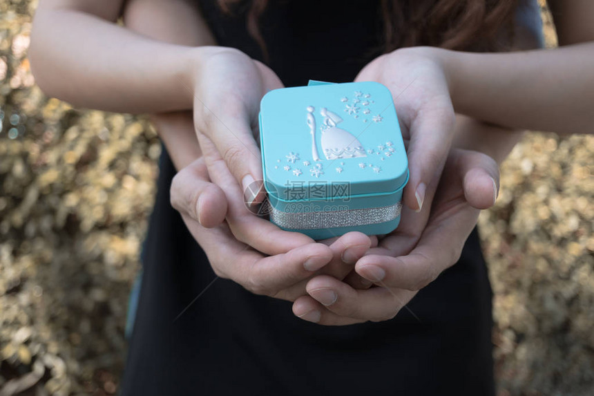 夫妻情侣持有蓝色礼物盒用于婚图片