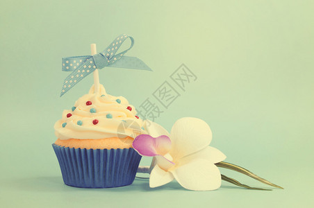 旧时尚风格的花椰子蛋糕在淡蓝色背景上为生日新娘或婴儿淋浴图片