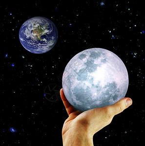 手拿着月亮背景是星空和地球图片