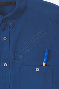 口袋里有笔的时尚蓝色衬衫的特写视图背景图片