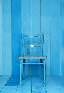 老蓝椅复古和木蓝色墙图片