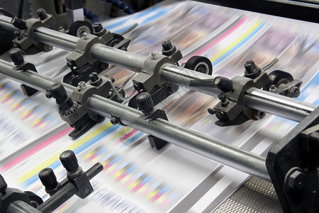 现代印刷厂的报刊机设备背景图片