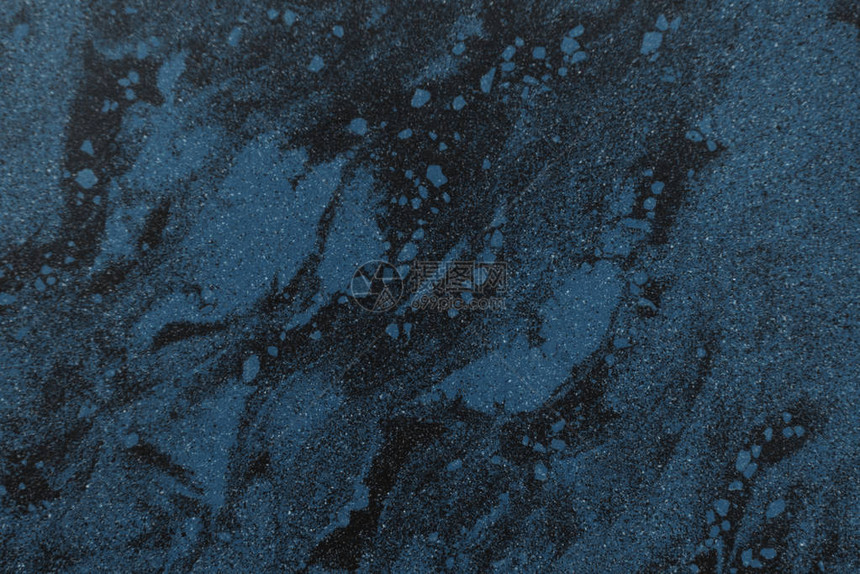 黑色和蓝色大理石纹理背景的特写视图图片