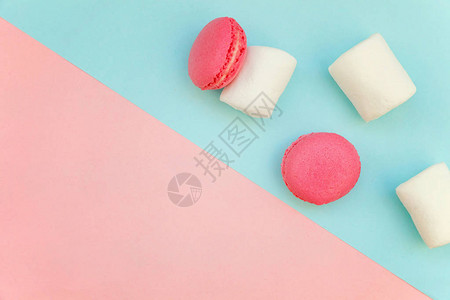 迷你粉色马卡龙或马卡龙法式甜点蛋糕的顶部视图图片