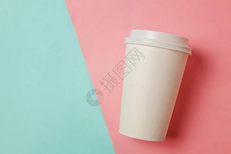 简单的平躺设计纸咖啡杯在蓝色粉红色柔和的彩色时尚背景外卖饮料容器早上好醒概念饮料样机模板顶背景图片