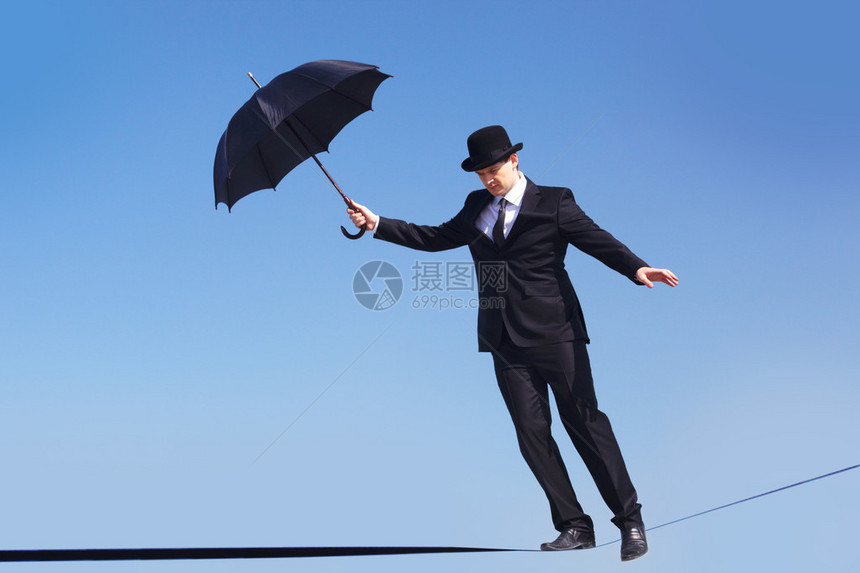 照片来自技术熟练的商人与露天雨伞一起走下丝带图片