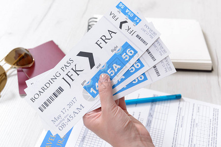 带旅行保险护照墨镜笔和记本的豪汉飞机登许可证图片