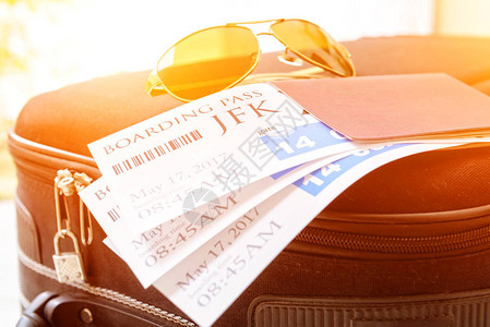 携带护照和墨镜的飞机线登机图片