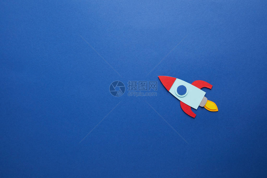 蓝纸背景上的创意火箭图片
