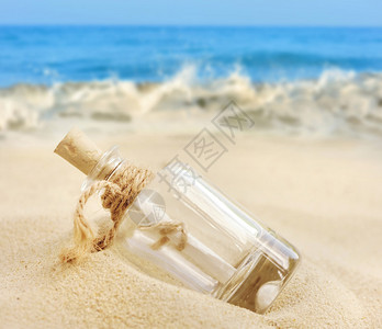 海滩上瓶中的一封信图片
