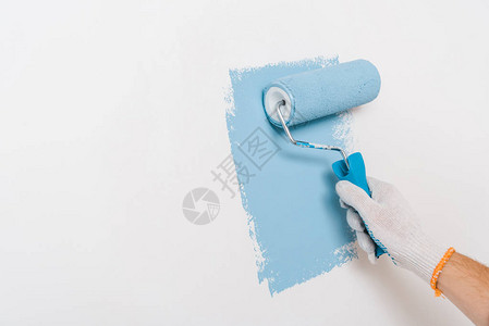 在家中用蓝色粉刷墙壁的人剪影背景图片