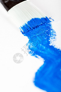 艺术画笔和蓝色丙烯颜料图片
